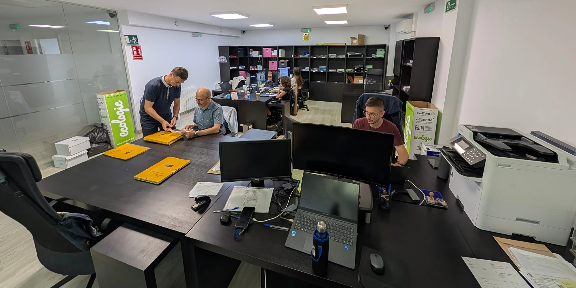 El equipo de gestores de Swipoo trabajando en la oficina